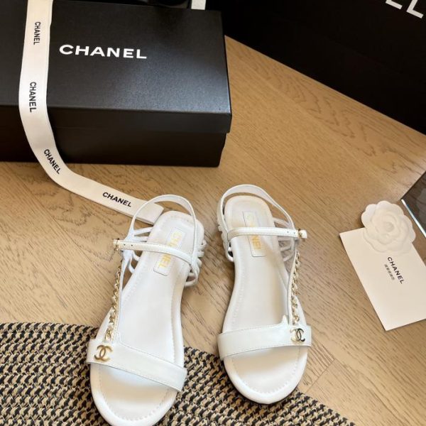 repliche,replica,perfette,siti di,affidabili,migliori siti,dove comprare,1:1,scarpe da ginnastica Sandali piatti Chanel 24S primaverili ed estivi con catena