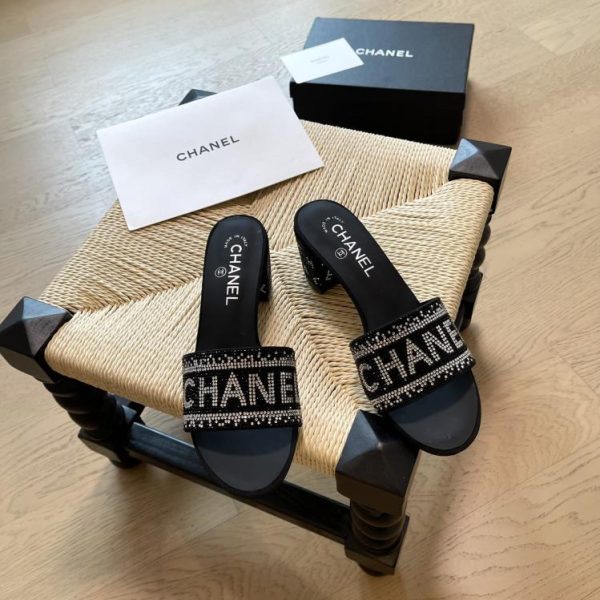 repliche,replica,perfette,siti di,affidabili,migliori siti,dove comprare,1:1,scarpe da ginnastica Pantofole Chanel di inizio primavera con diamanti