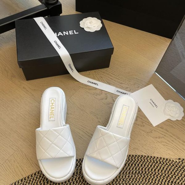 Chanel 24P nuove pantofole con diamanti con suola spessa