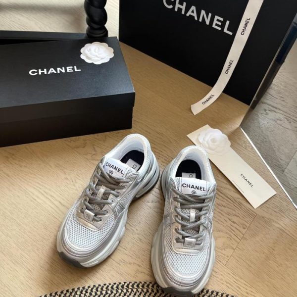 repliche,replica,perfette,siti di,affidabili,migliori siti,dove comprare,1:1,scarpe da ginnastica Scarpe Chanel 24P Corner King Dad in oro e argento