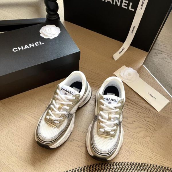 repliche,replica,perfette,siti di,affidabili,migliori siti,dove comprare,1:1,scarpe da ginnastica Scarpe Chanel 24P Corner King Dad in oro e argento