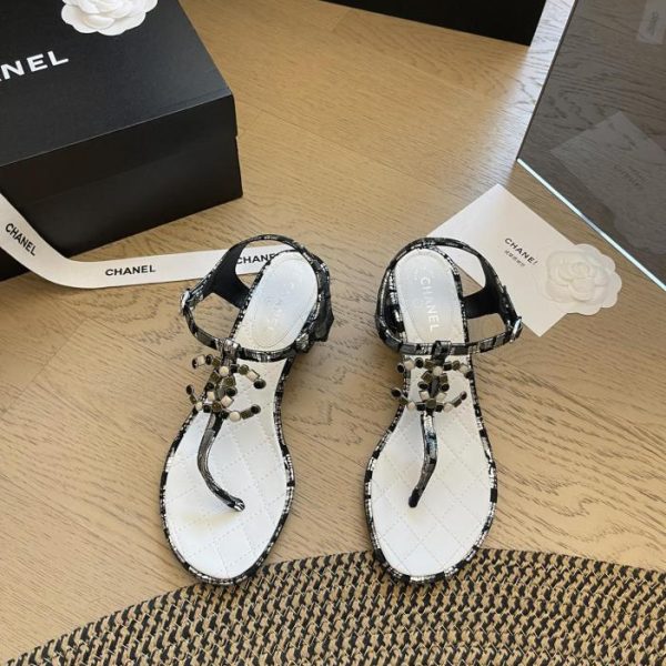 repliche,replica,perfette,siti di,affidabili,migliori siti,dove comprare,1:1,scarpe da ginnastica Chanel 24 sandali con tacco spesso con fibbia di diamanti primaverili ed estivi