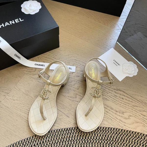 repliche,replica,perfette,siti di,affidabili,migliori siti,dove comprare,1:1,scarpe da ginnastica Chanel 24 sandali con tacco spesso con fibbia di diamanti primaverili ed estivi