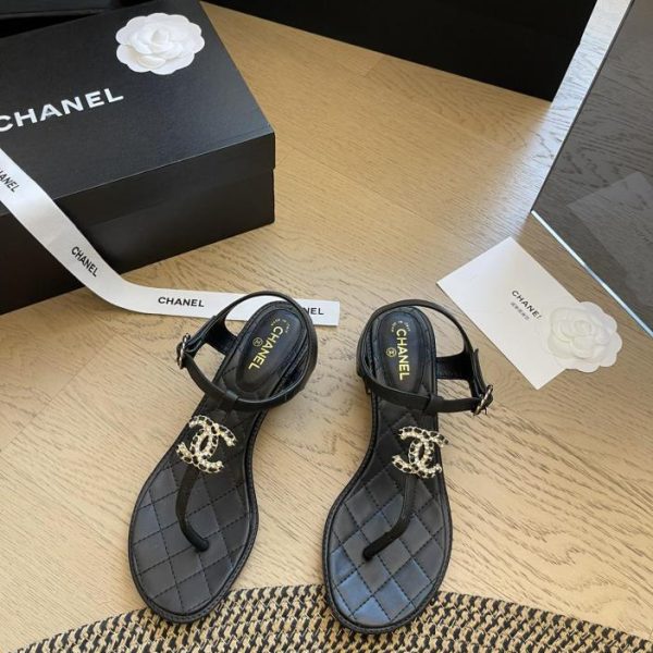 repliche,replica,perfette,siti di,affidabili,migliori siti,dove comprare,1:1,scarpe da ginnastica Chanel 24 sandali con tacco spesso con fibbia di diamanti primaverili ed estivi
