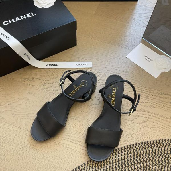 repliche,replica,perfette,siti di,affidabili,migliori siti,dove comprare,1:1,scarpe da ginnastica Chanel 24 sandali con tacco spesso con fibbia di diamanti primaverili ed estivi
