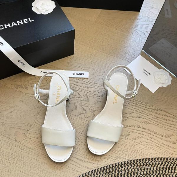 repliche,replica,perfette,siti di,affidabili,migliori siti,dove comprare,1:1,scarpe da ginnastica Chanel 24 sandali con tacco spesso con fibbia di diamanti primaverili ed estivi
