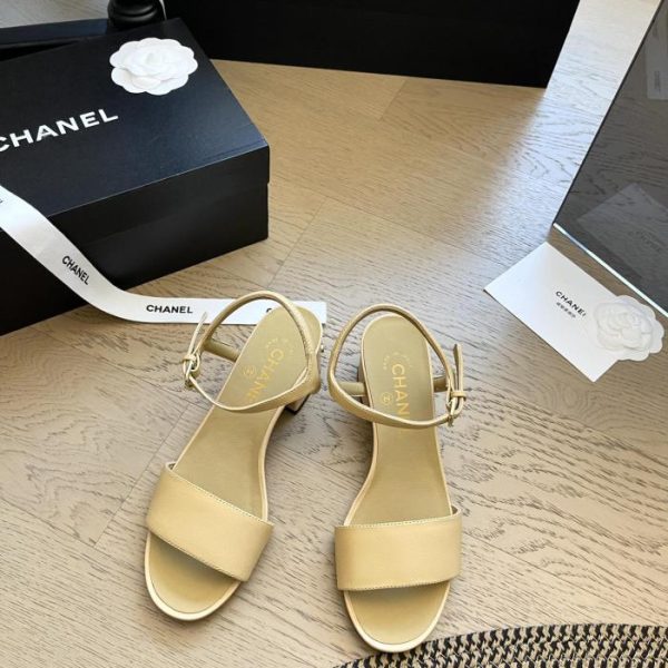 repliche,replica,perfette,siti di,affidabili,migliori siti,dove comprare,1:1,scarpe da ginnastica Chanel 24 sandali con tacco spesso con fibbia di diamanti primaverili ed estivi