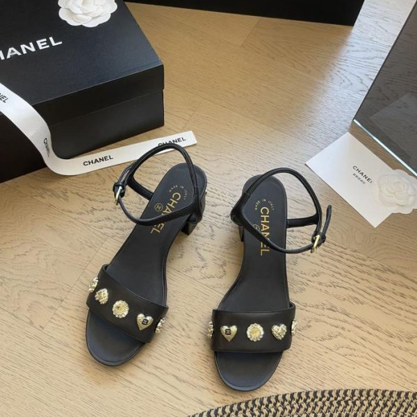 repliche,replica,perfette,siti di,affidabili,migliori siti,dove comprare,1:1,scarpe da ginnastica Chanel 24 sandali con tacco spesso con fibbia di diamanti primaverili ed estivi