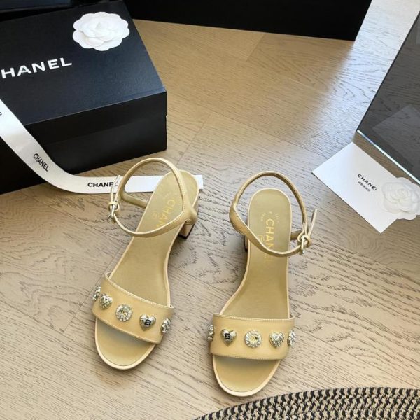 repliche,replica,perfette,siti di,affidabili,migliori siti,dove comprare,1:1,scarpe da ginnastica Chanel 24 sandali con tacco spesso con fibbia di diamanti primaverili ed estivi