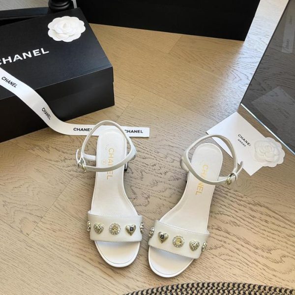 repliche,replica,perfette,siti di,affidabili,migliori siti,dove comprare,1:1,scarpe da ginnastica Chanel 24 sandali con tacco spesso con fibbia di diamanti primaverili ed estivi
