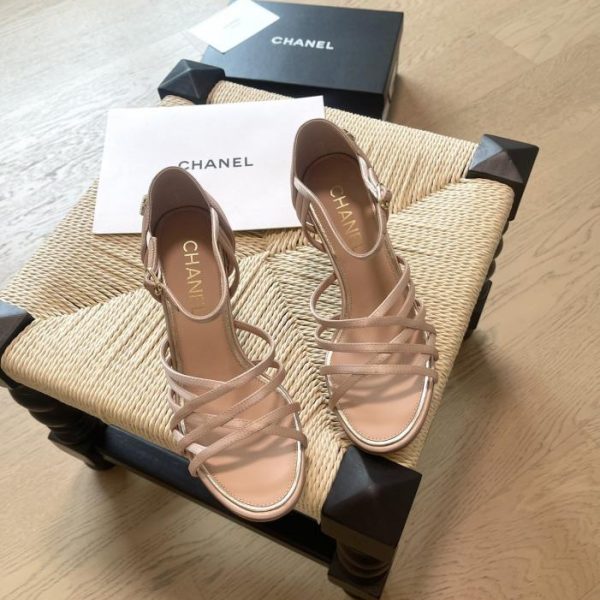 repliche,replica,perfette,siti di,affidabili,migliori siti,dove comprare,1:1,scarpe da ginnastica Chanel nuovi sandali con tacco alto di inizio primavera