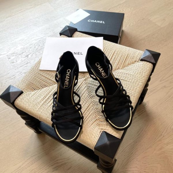 Chanel nuovi sandali con tacco alto di inizio primavera