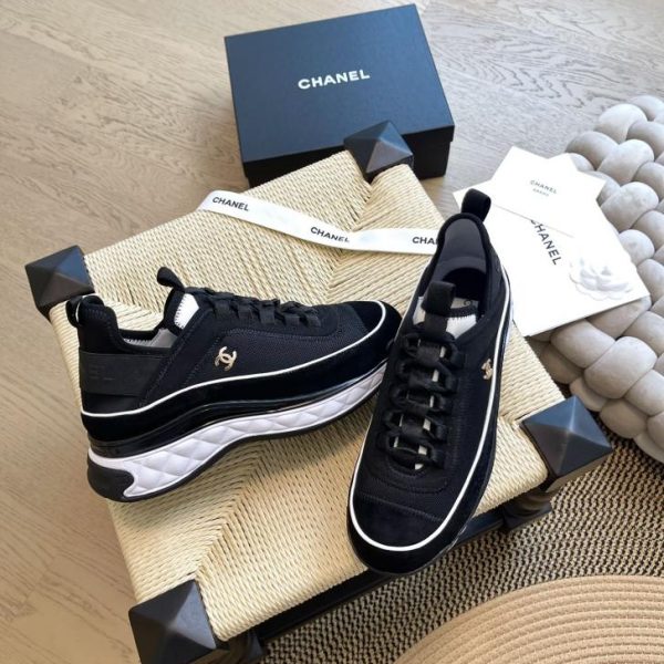 Sneakers Chanel con cuscino d'aria elettrico ricamato per aumentare l'altezza