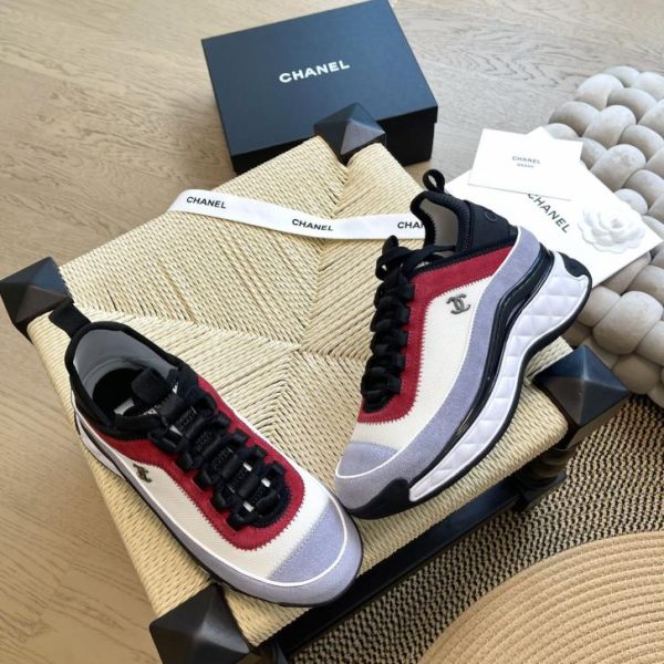Sneakers Chanel con cuscino d'aria elettrico ricamato per aumentare l'altezza