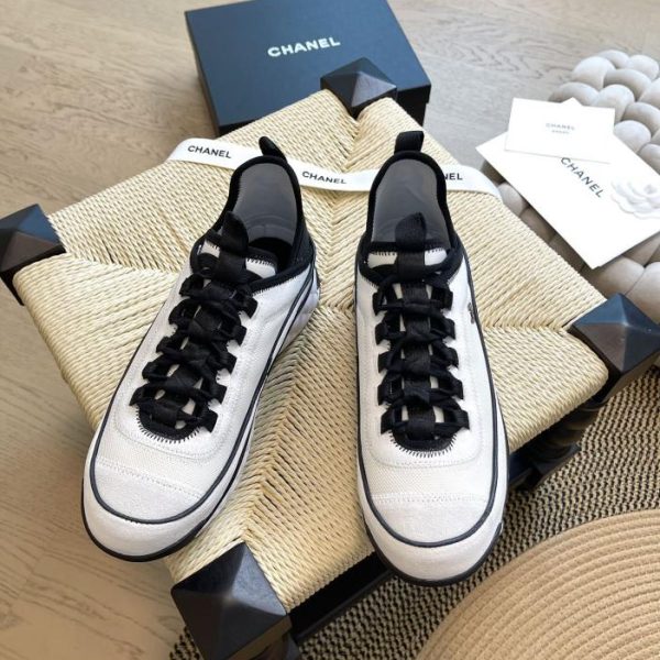 Sneakers Chanel con cuscino d'aria elettrico ricamato per aumentare l'altezza