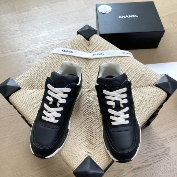 Chanel nuove sneakers con ricamo elettrico retrò