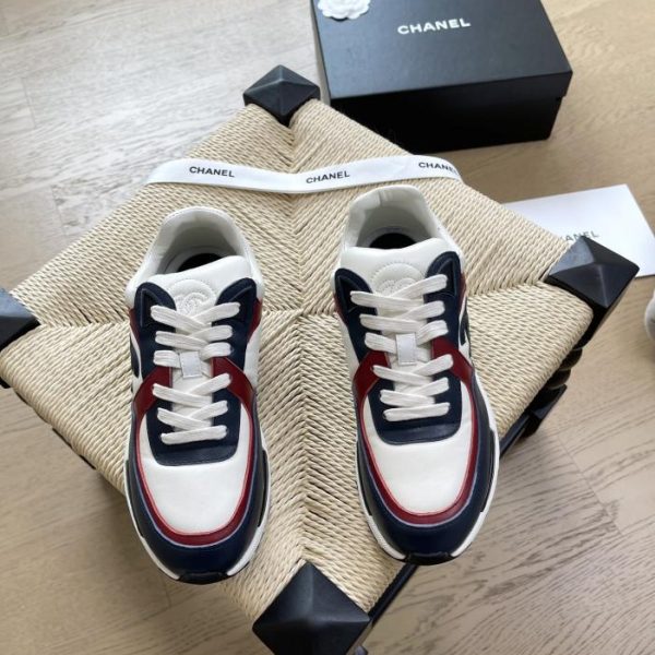 Chanel nuove sneakers con ricamo elettrico retrò