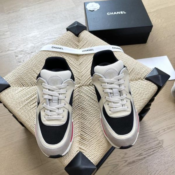 Chanel nuove sneakers con ricamo elettrico retrò