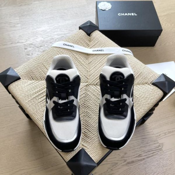 Chanel nuove sneakers con ricamo elettrico retrò