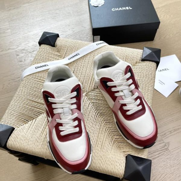 Chanel nuove sneakers con ricamo elettrico retrò