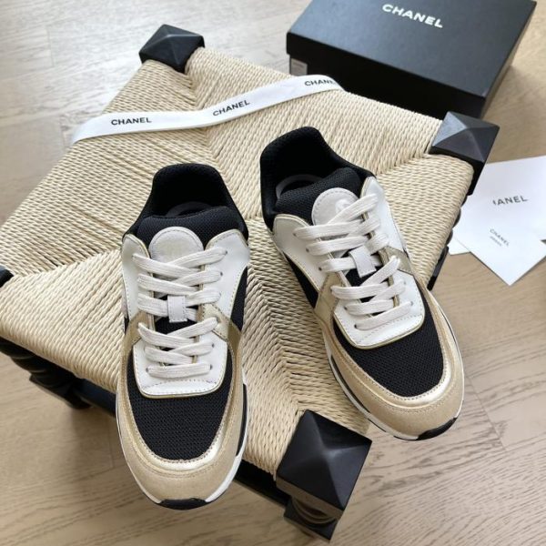 Chanel nuove sneakers con ricamo elettrico retrò