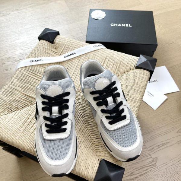 Chanel nuove sneakers con ricamo elettrico retrò