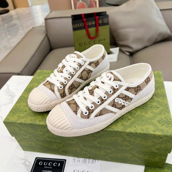 GUCCI/24 jeans blu stile stella di inizio primavera