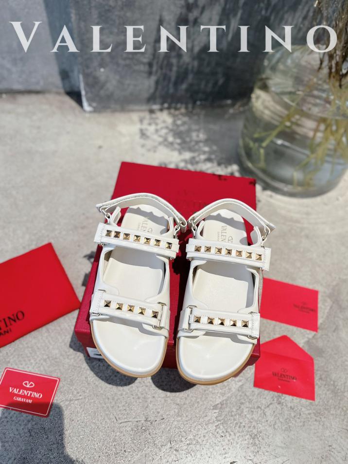 repliche,replica,perfette,siti di,affidabili,migliori siti,dove comprare,1:1,scarpe da ginnastica Sandali Valentino in feltro da spiaggia in pelle con borchie