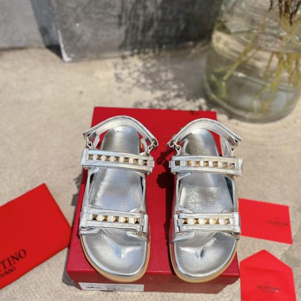 repliche,replica,perfette,siti di,affidabili,migliori siti,dove comprare,1:1,scarpe da ginnastica Sandali Valentino in feltro da spiaggia in pelle con borchie
