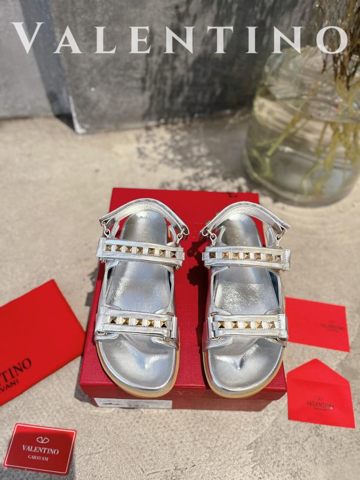 repliche,replica,perfette,siti di,affidabili,migliori siti,dove comprare,1:1,scarpe da ginnastica Sandali Valentino in feltro da spiaggia in pelle con borchie