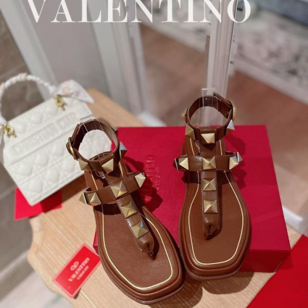 repliche,replica,perfette,siti di,affidabili,migliori siti,dove comprare,1:1,scarpe da ginnastica Sandali con plateau con elementi in metallo borchiati e rivetti caldi Valentino