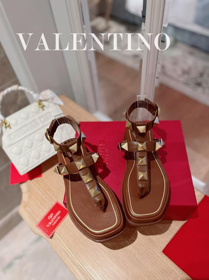 repliche,replica,perfette,siti di,affidabili,migliori siti,dove comprare,1:1,scarpe da ginnastica Sandali con plateau con elementi in metallo borchiati e rivetti caldi Valentino