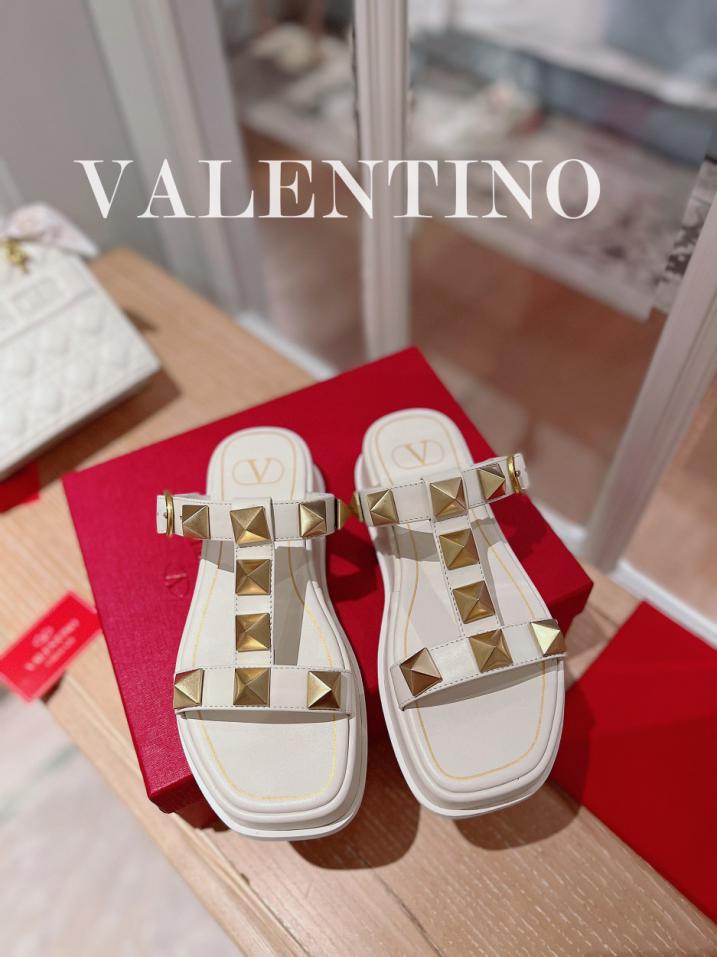 repliche,replica,perfette,siti di,affidabili,migliori siti,dove comprare,1:1,scarpe da ginnastica Sandali con plateau con elementi in metallo borchiati e rivetti caldi Valentino