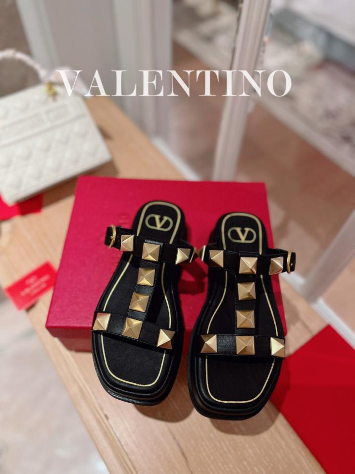 repliche,replica,perfette,siti di,affidabili,migliori siti,dove comprare,1:1,scarpe da ginnastica Sandali con plateau con elementi in metallo borchiati e rivetti caldi Valentino