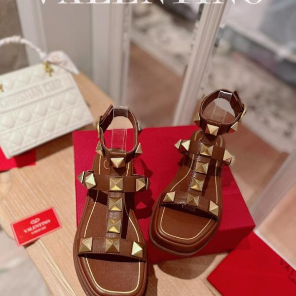 repliche,replica,perfette,siti di,affidabili,migliori siti,dove comprare,1:1,scarpe da ginnastica Sandali con plateau con elementi in metallo borchiati e rivetti caldi Valentino