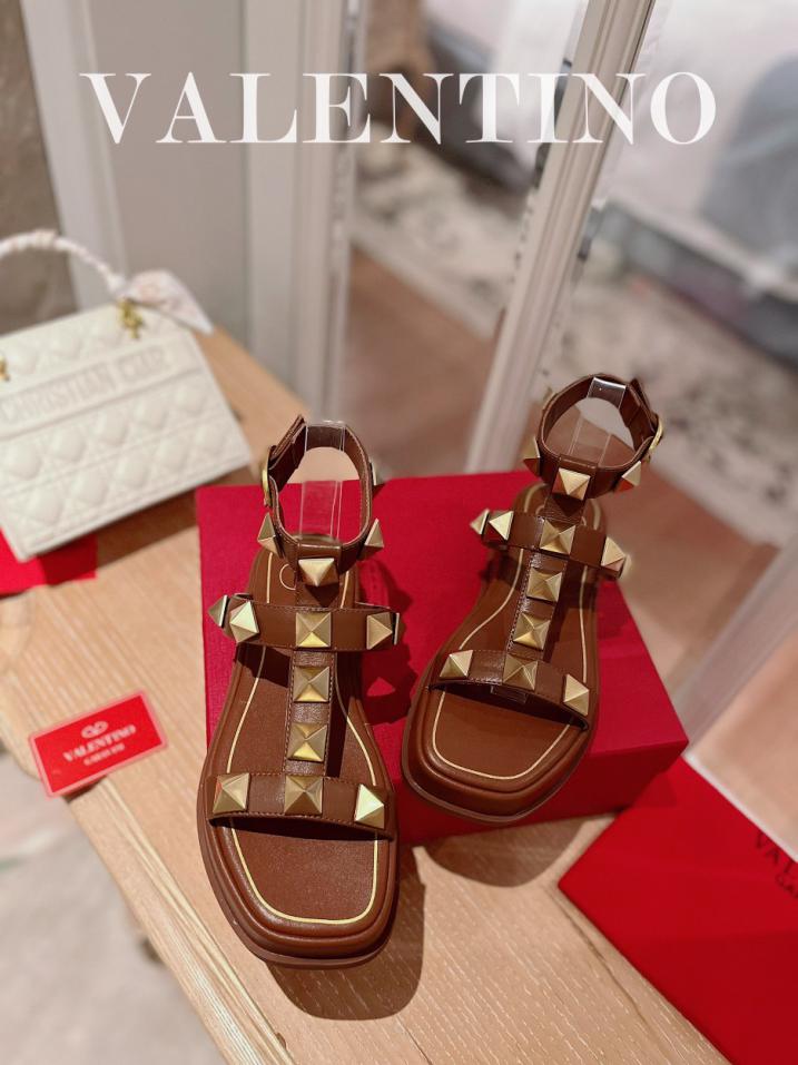 repliche,replica,perfette,siti di,affidabili,migliori siti,dove comprare,1:1,scarpe da ginnastica Sandali con plateau con elementi in metallo borchiati e rivetti caldi Valentino