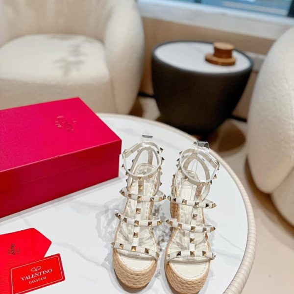 repliche,replica,perfette,siti di,affidabili,migliori siti,dove comprare,1:1,scarpe da ginnastica Valentino versione alta rivetti sandali con zeppa intrecciata in rafia importata