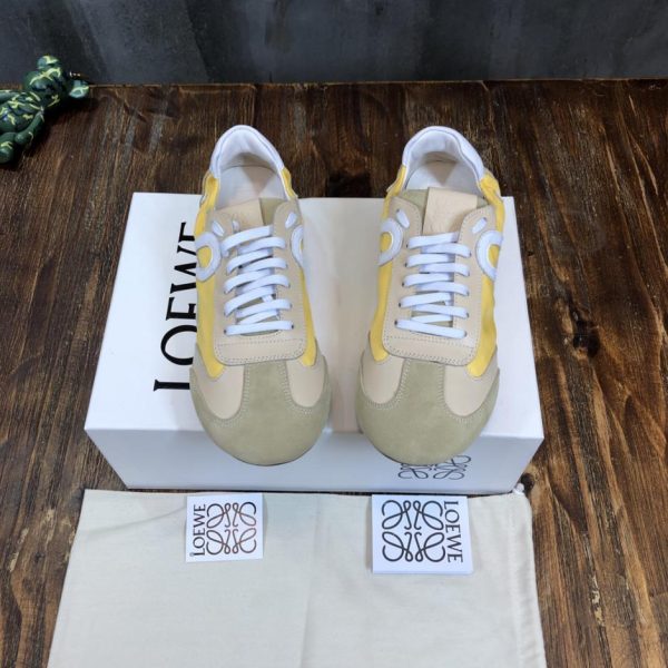 [Versione top] LOEWE abbina scarpe sportive e casual