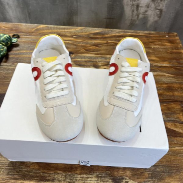 [Versione top] LOEWE abbina scarpe sportive e casual