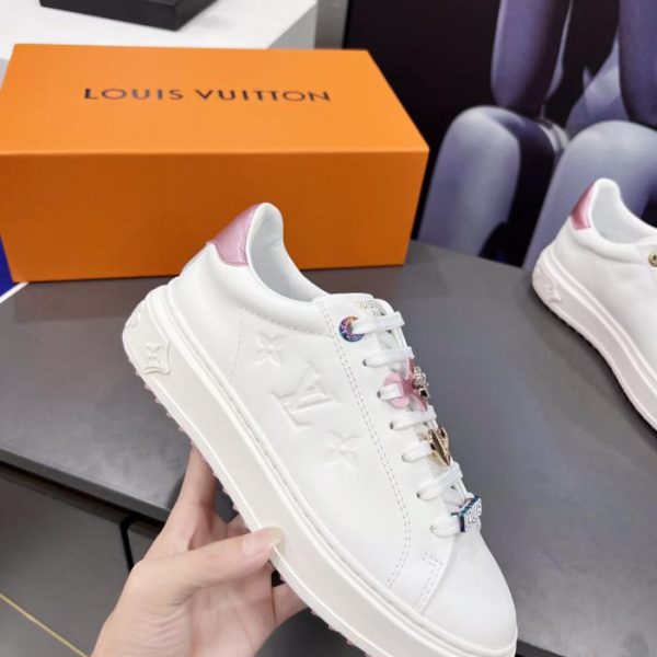 repliche,replica,perfette,siti di,affidabili,migliori siti,dove comprare,1:1,scarpe da ginnastica Stanno arrivando le scarpe bianche Louis Vuiton / questo modello di sneakers Time Out Louis Vuiton