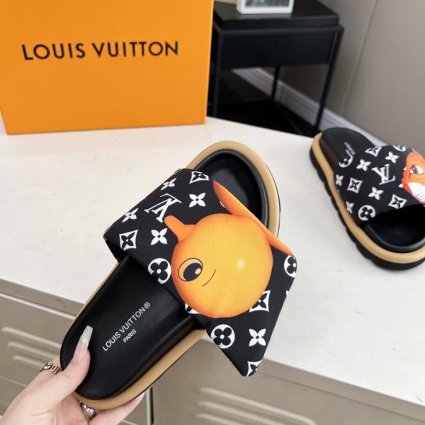 Sandali Louis Vuiton 2024 con logo in rilievo