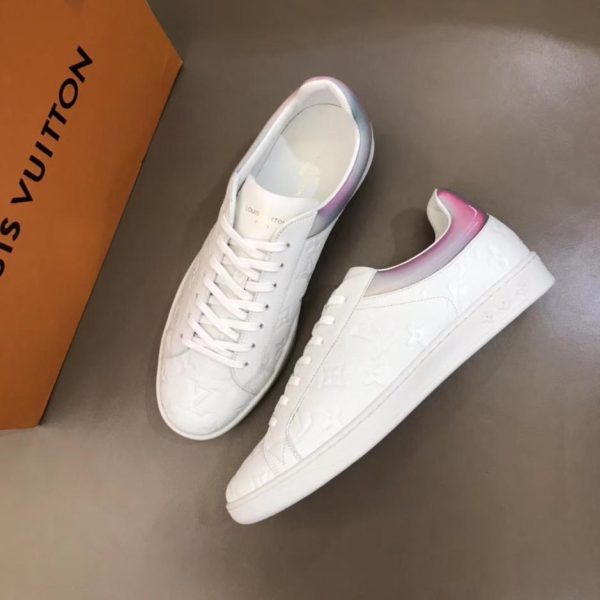 "LOUIS VUITTON" è in vendita contemporaneamente presso i migliori sportelli d'acquisto