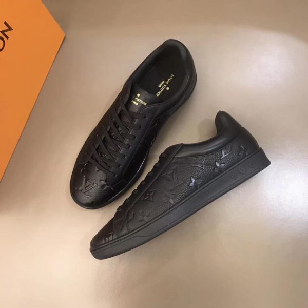 "LOUIS VUITTON" è in vendita contemporaneamente presso i migliori sportelli d'acquisto