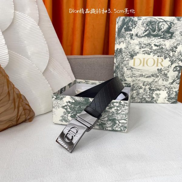 Il nuovo modello da uomo di Dior è largo 3,5 cm