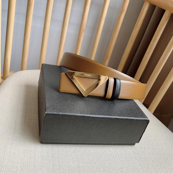 La nuova cintura di PRADA è larga 3,5 cm