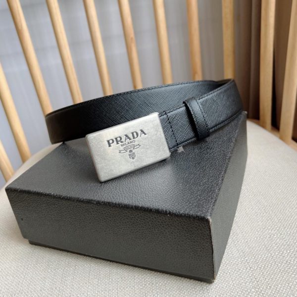 La nuova cintura di PRADA è larga 3,5 cm