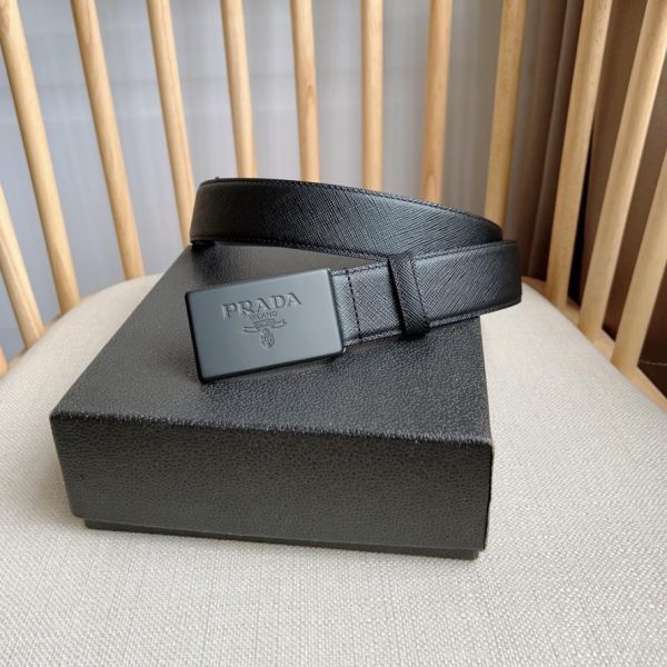 La nuova cintura di PRADA è larga 3,5 cm