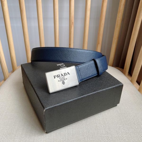 La nuova cintura di PRADA è larga 3,5 cm