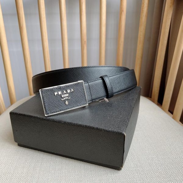 La nuova cintura di PRADA è larga 3,5 cm