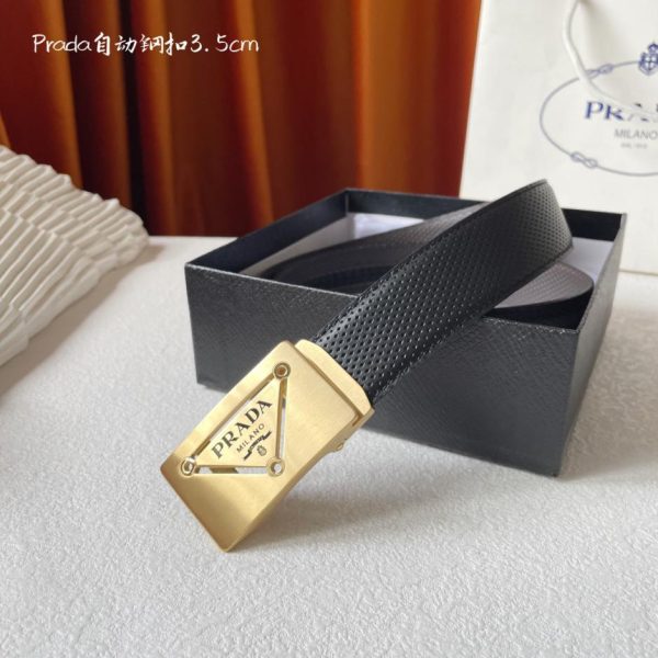 La nuova cintura di PRADA è larga 3,5 cm